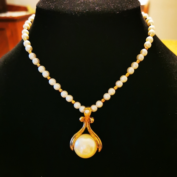 Vintage Faux Pearl and Gold Tone Necklace with Pearl Enhancer Pendant - Picture 10 of 15